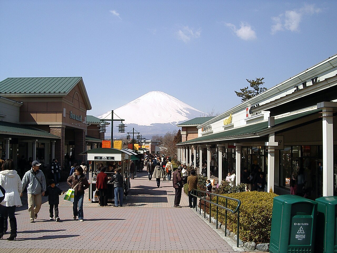 Thuê xe riêng mua sắm tại outlet Gotemba